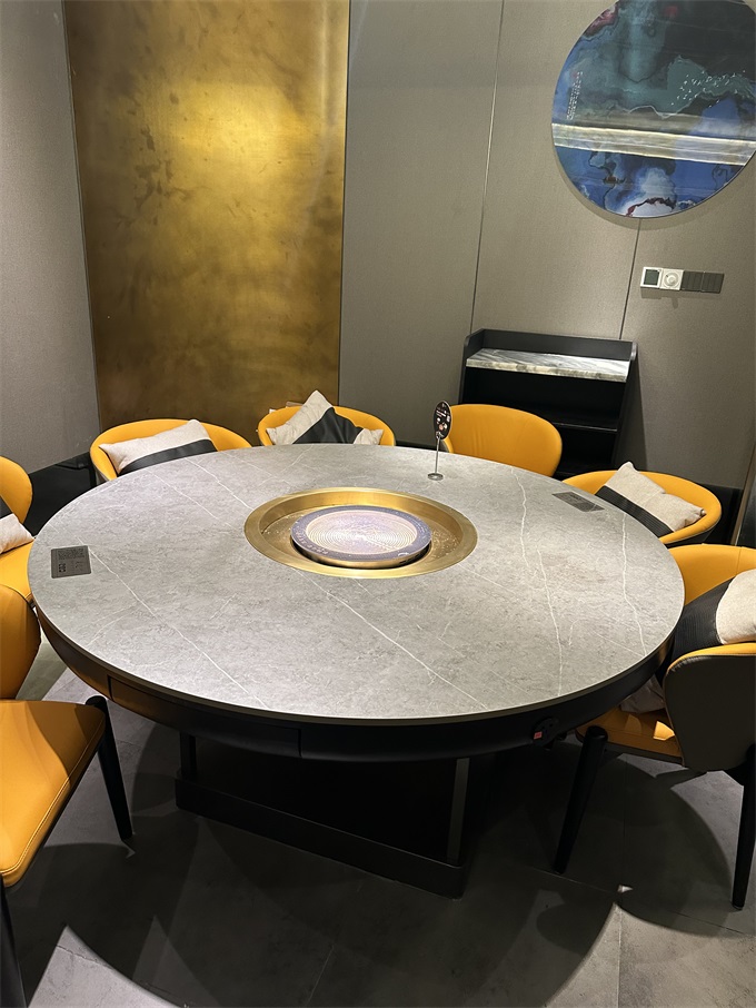 湊（còu）湊火鍋（guō）店（diàn）圓形火鍋（guō）桌