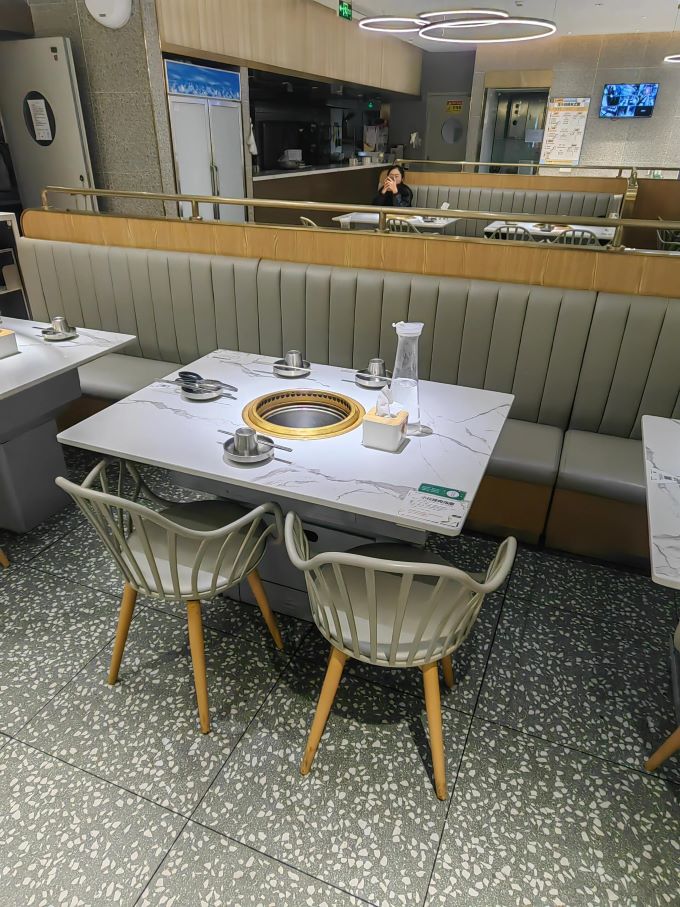 炭火烤肉店（diàn）烤肉（ròu）桌