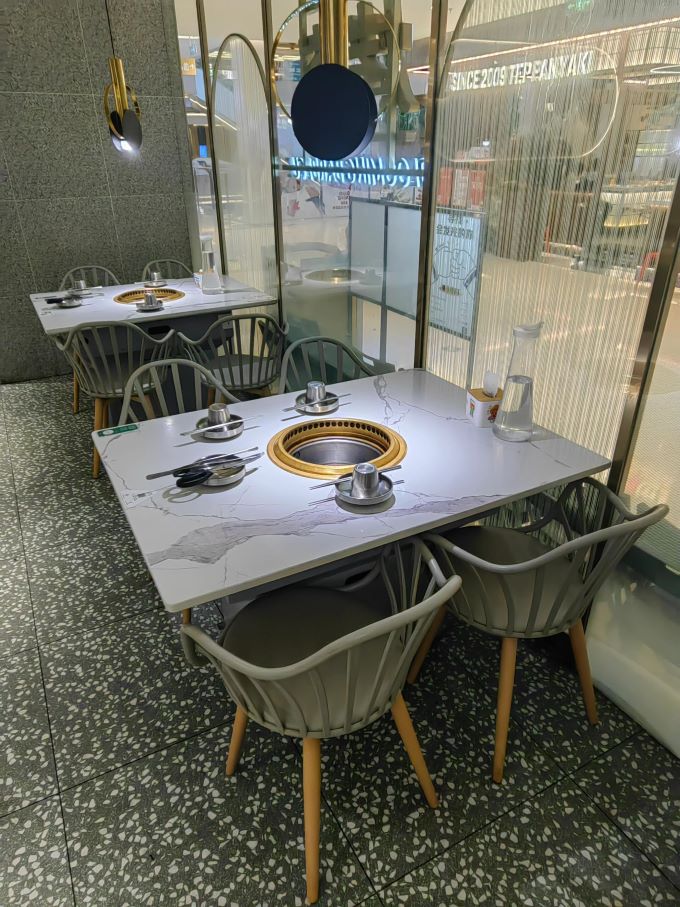 烤肉店炭（tàn）火下排煙烤肉桌