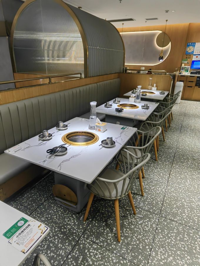 烤（kǎo）肉桌（zhuō）