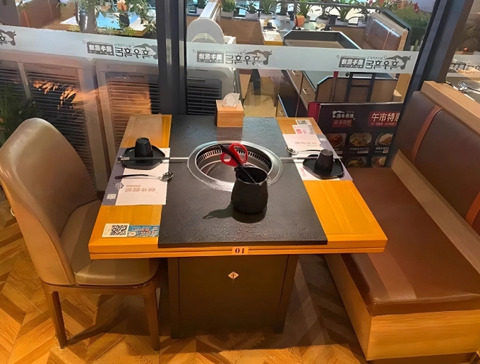 炭（tàn）火烤肉桌