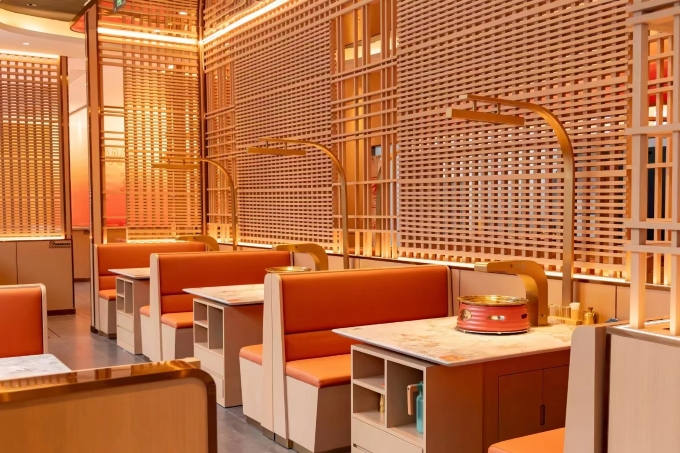 烤肉店炭（tàn）火烤（kǎo）肉上（shàng）排煙烤肉桌