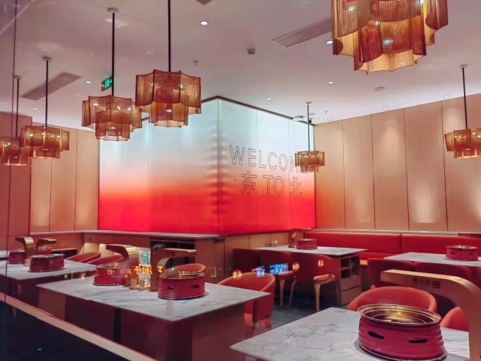 烤肉店（diàn）上排（pái）煙（yān）炭火烤肉桌