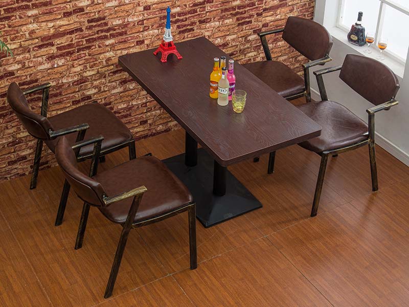 歐式傳統（tǒng）風格餐桌椅擺放