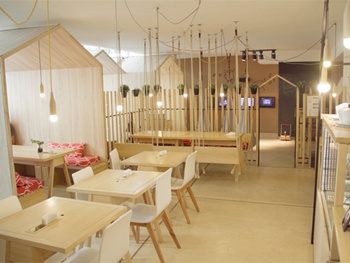 田（tián）園風格餐廳餐桌椅擺放（fàng）