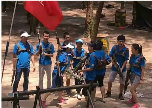 十大黄色软件官方版餐廳（tīng）家具廠家小夥伴（bàn）留影