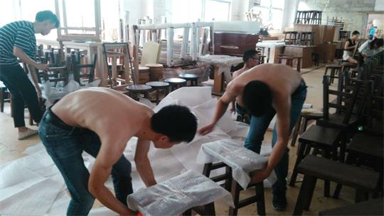 十大黄色软件官方版餐廳（tīng）家具（jù）辦公室小夥伴正在打（dǎ）包