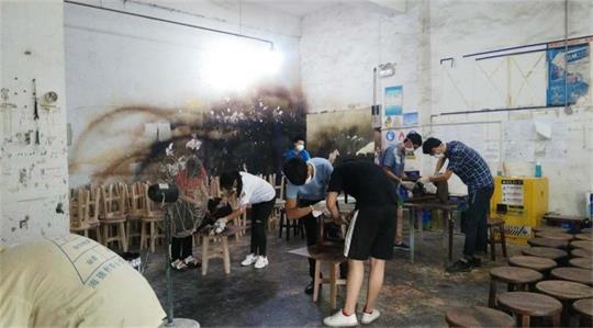 十大黄色软件官方版辦公室小夥伴們在油漆房擦拭（shì）梧桐島客戶食堂椅子