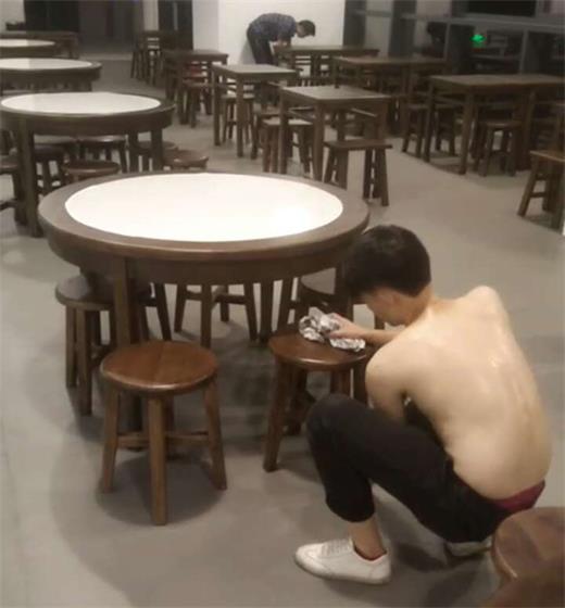 餐廳家具廠家（jiā）小夥伴在擦拭桌椅