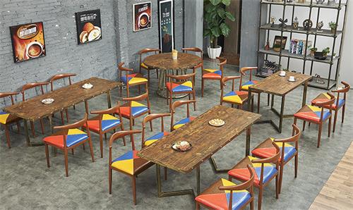 西餐廳的餐（cān）桌餐椅和裝修風格色（sè）彩搭配展示