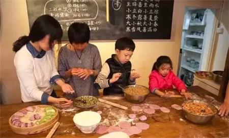 愛心（xīn）人士在餐桌椅上包餃子