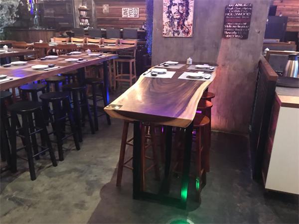 梨渦淺笑Live音樂現場餐廳桌（zhuō）椅展示