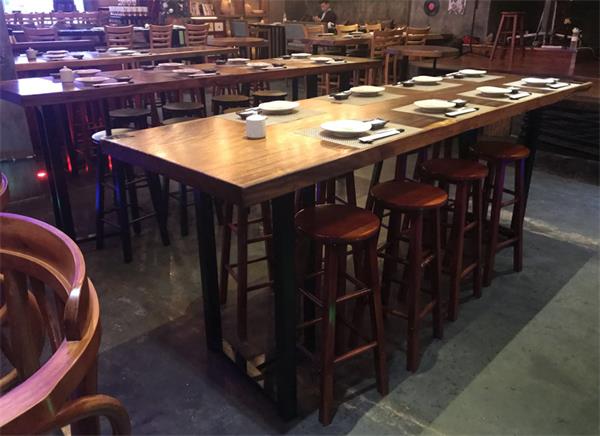 梨渦淺笑Live音（yīn）樂現場餐廳桌椅展示