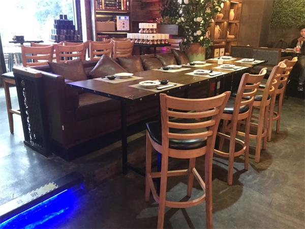 梨渦淺笑Live音樂現場餐廳桌椅（yǐ）展示
