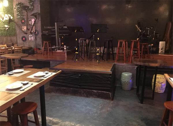 梨渦淺笑Live音樂現（xiàn）場餐廳桌椅展示