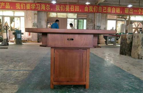 麻辣英雄（xióng）火鍋桌正麵展示