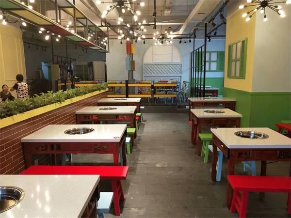 小郡（jun4）肝串串香火鍋店（diàn）桌椅定製