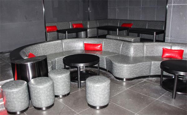 酒吧的桌子和椅子_酒吧軟包凳子（zǐ）