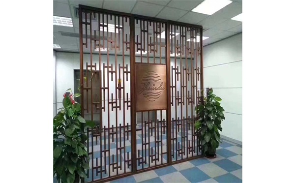 餐廳酒店紅古銅拉絲（sī）不鏽鋼花格屏風_高檔不鏽鋼屏風廠
