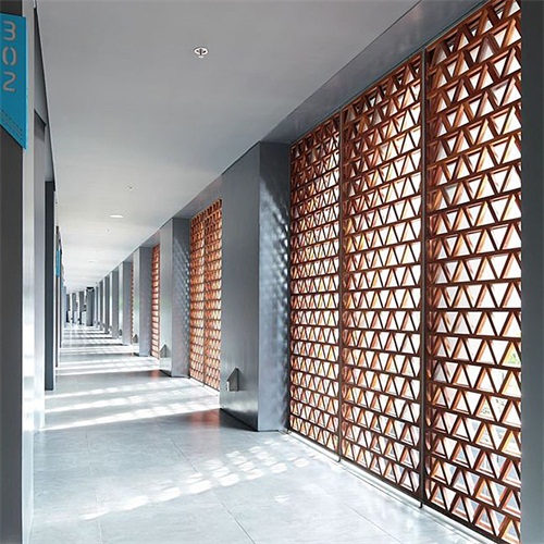 酒店別墅紅古銅（tóng）激光鏤空花格屏風_不鏽鋼屏風隔斷廠家