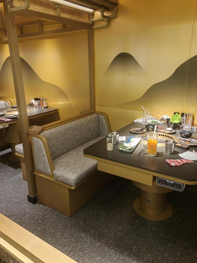 日式自助烤肉（ròu）店下排（pái）煙電烤烤肉桌