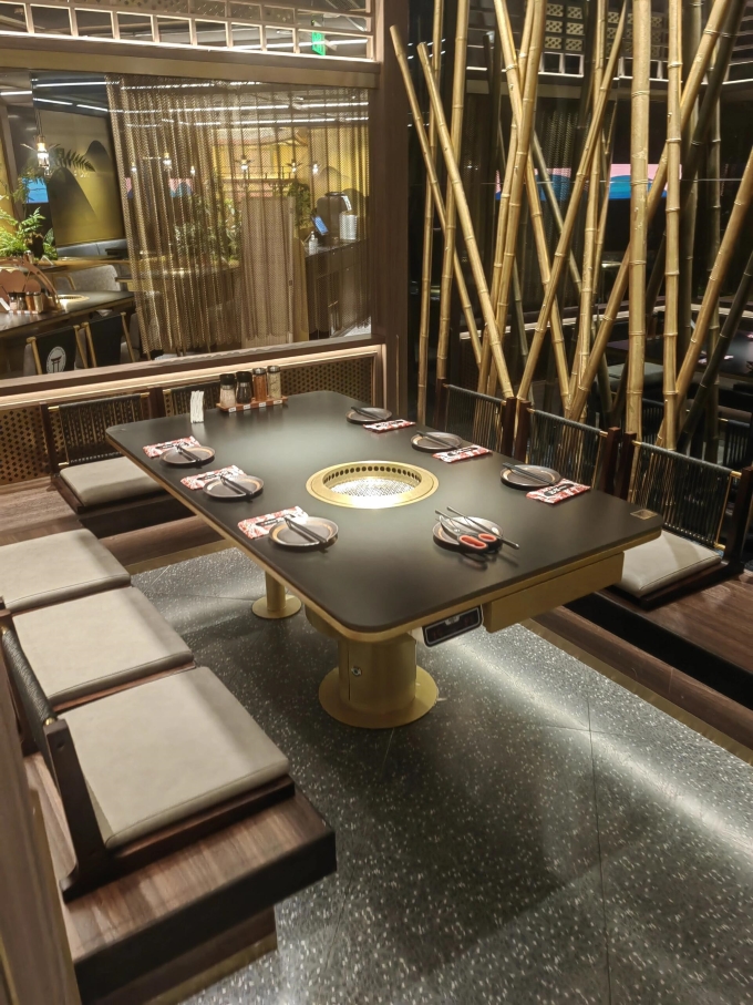 日式自助（zhù）烤肉（ròu）店（diàn）下（xià）排煙電烤（kǎo）烤肉桌
