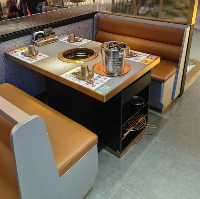 自助（zhù）烤肉店上排煙炭火無煙烤肉桌