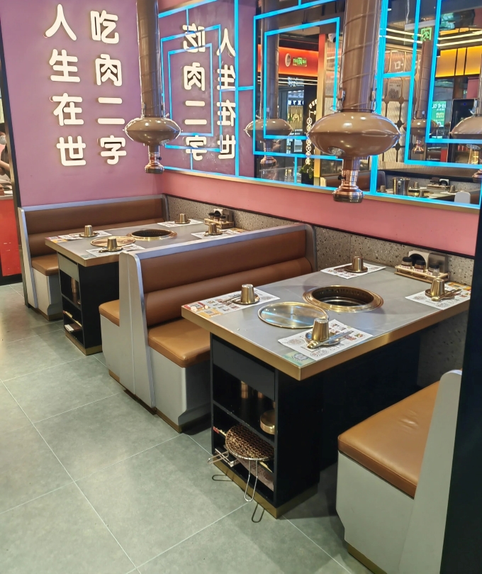 自助烤肉店（diàn）上排煙（yān）炭火無煙烤（kǎo）肉桌