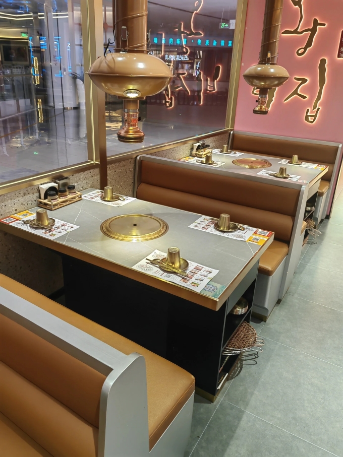 自助烤肉店上排煙（yān）炭火無煙烤肉桌