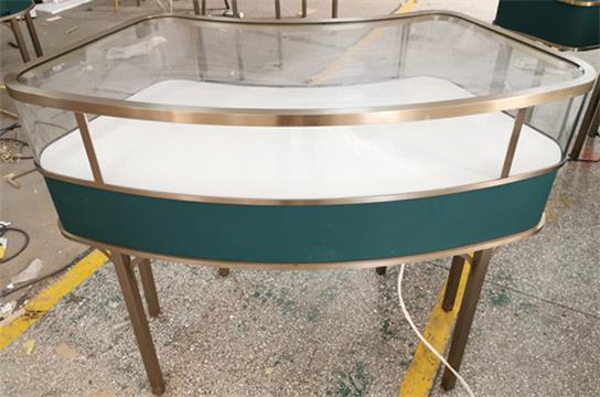 拉絲不鏽鋼玻璃珠寶展櫃_弧形不鏽鋼手表櫃台（tái）