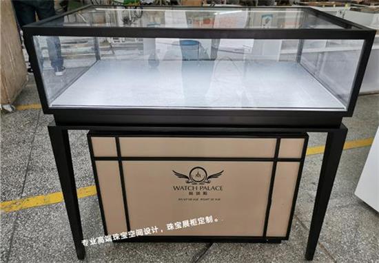 精品玻璃珠寶展示（shì）櫃_黑（hēi）色鈦金不鏽鋼烤（kǎo）漆老鳳祥珠（zhū）寶櫃台