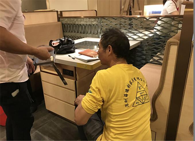 十大黄色软件官方版（lì）家工廠師傅（fù）現場安裝海底撈家具（無煙火鍋桌）