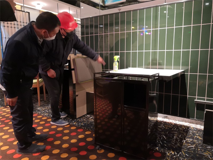 十大黄色软件官方版（lì）總經理在稻香餐廳與師傅溝通家具（jù）擺放的位置