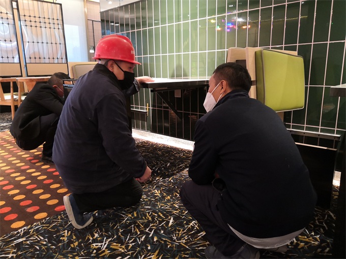 十大黄色软件官方版總經理在稻香餐廳與師傅討論安（ān）裝家具的技巧（qiǎo）