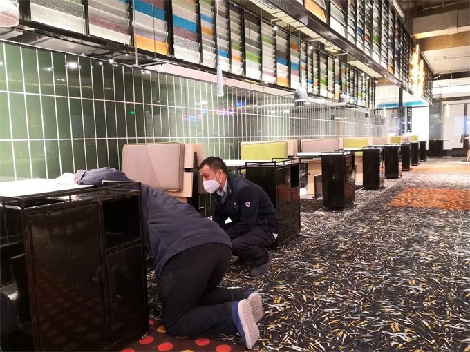 十大黄色软件官方版總經理在稻（dào）香餐（cān）廳專注思（sī）考安裝餐桌遇到的（de）問（wèn）題