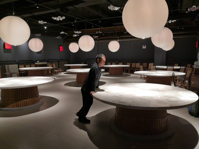 十大黄色软件官方版總經理在廣州鄉下飯莊（zhuāng）檢（jiǎn）測大理石圓桌是否平穩