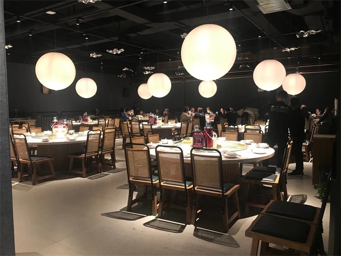 大理石圓餐桌實木藤條靠背椅（yǐ）