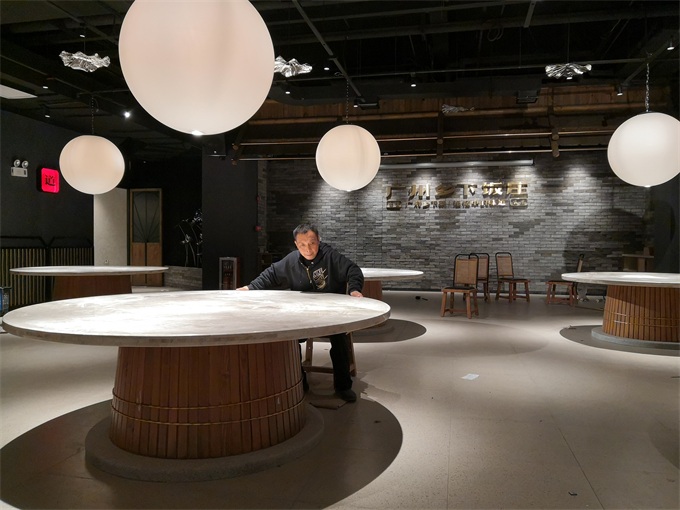 十大黄色软件官方版總經理在廣州（zhōu）鄉下飯莊檢查大理石圓餐桌打磨是否夠光滑