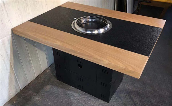 燒炭火（huǒ）烤串的桌子