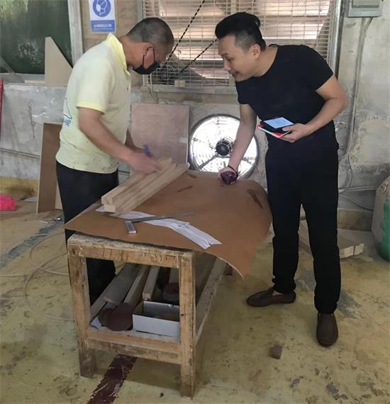 產品工程師做好（hǎo）模板是第（dì）一（yī）步，接下來要給產品準備材（cái）料。設計師也參與（yǔ）選材，就是為了首件家具達到最好的工藝標準。