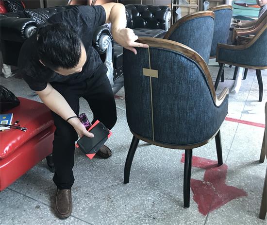 首席設計師李勤認真檢查椅子的每（měi）一個部件，他經常說：“好產（chǎn）品就（jiù）是要做好每（měi）一個細節”。