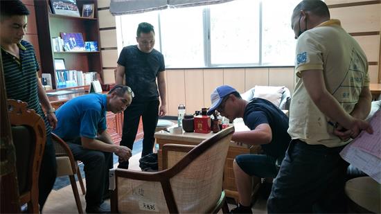 設計師與客戶、產品工程師和生產廠長一起對（duì）照家具，認真檢查每一處細節，並提出改進意見。