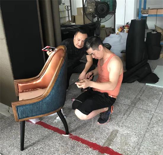 設計（jì）師與生產主管反複推敲產品細節（jiē）