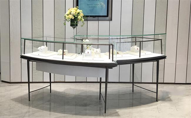 玻璃珠寶首飾（shì）櫃台