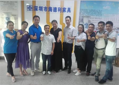 海（hǎi）德利與客戶合影