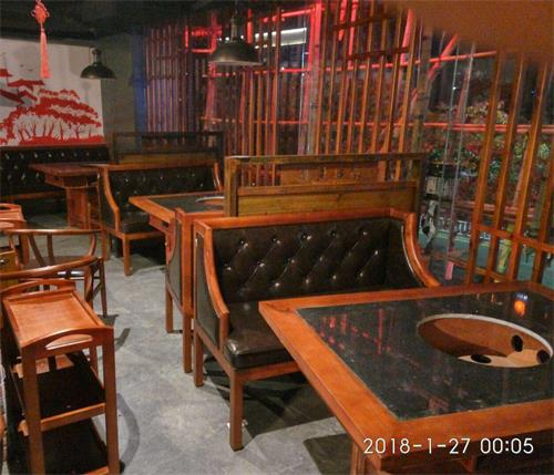 麻辣（là）英雄重慶老火鍋揭陽店方桌