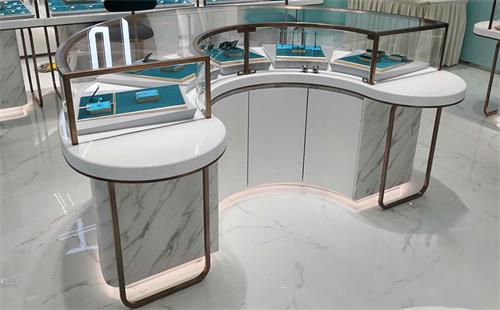 不鏽鋼弧（hú）形珠寶展櫃